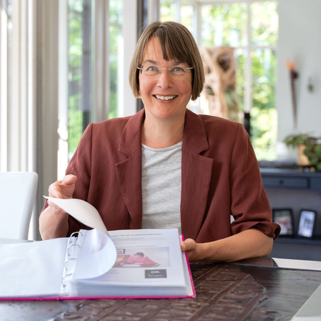 Berlinda van westen in een taxatie gesprek
