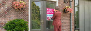 Berlinda van Westen met verkoopbord