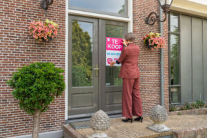 Berlinda van Westen met verkoopbord