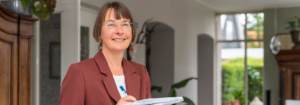 Berlinda van Westen met schrijfblok