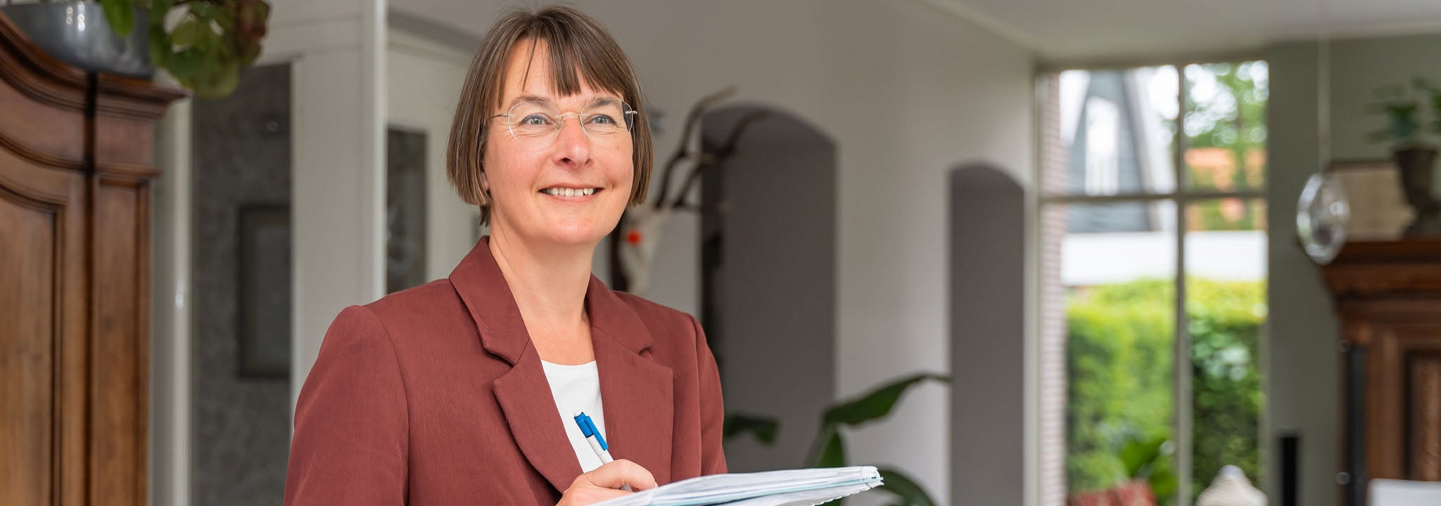 Berlinda van Westen met schrijfblok